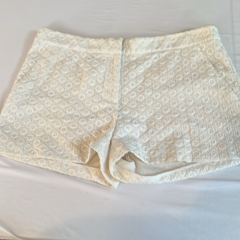 DVF Diane Von Furstenberg size 14 white dressy shorts with pockets